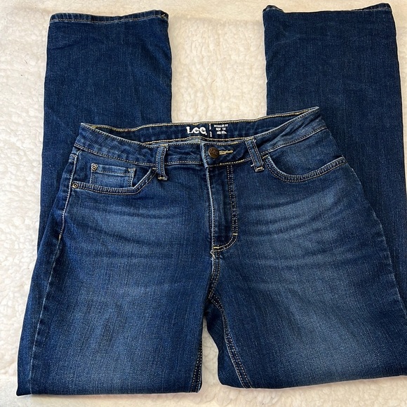 Lee Regular Fit Bootcut Mid rise Blue Jeans. Size 10. EUC. Standard 5-pockets - Picture 1 of 6